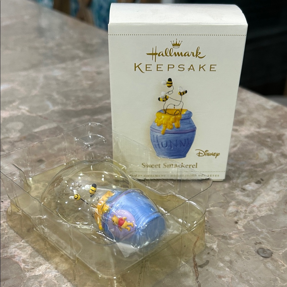 2006 Hallmark Keepsake Disney Sweet Smackerel Ornament